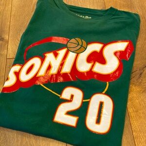 Mitchell & Ness Seattle Supersonics t-shirt.